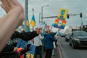 Cientos de personas se congregaron en una calle de Anchorage el viernes para oponerse a la llegada de Putin. Foto: BBC