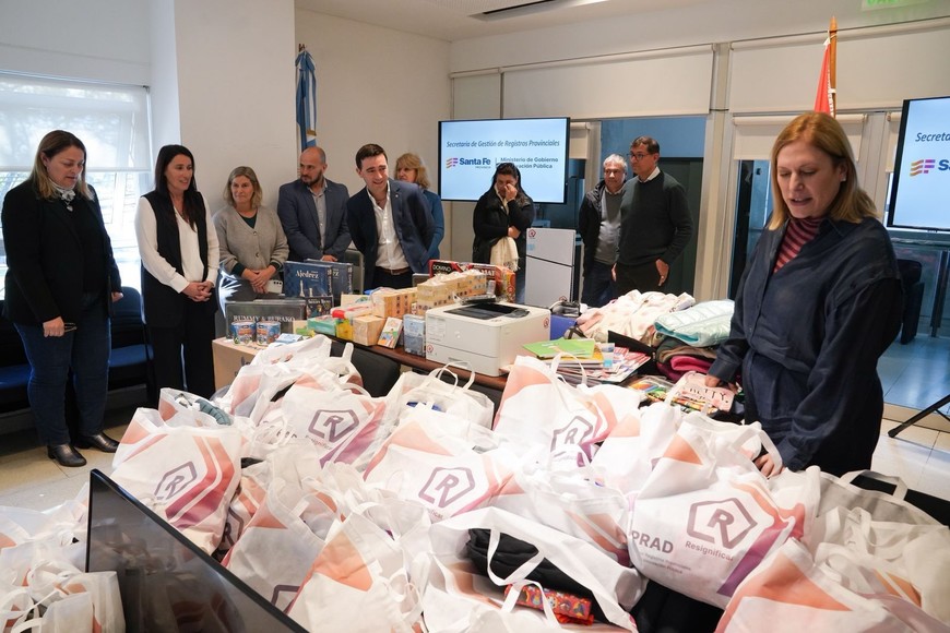 Kits escolares, juguetes y tecnología fueron entregados al hospital.