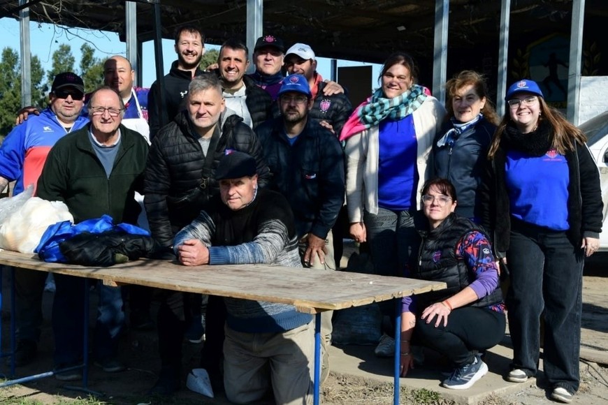 La Comisión Directiva y los colaboradores no dejaron flotar nada. Foto: Luis Cetraro