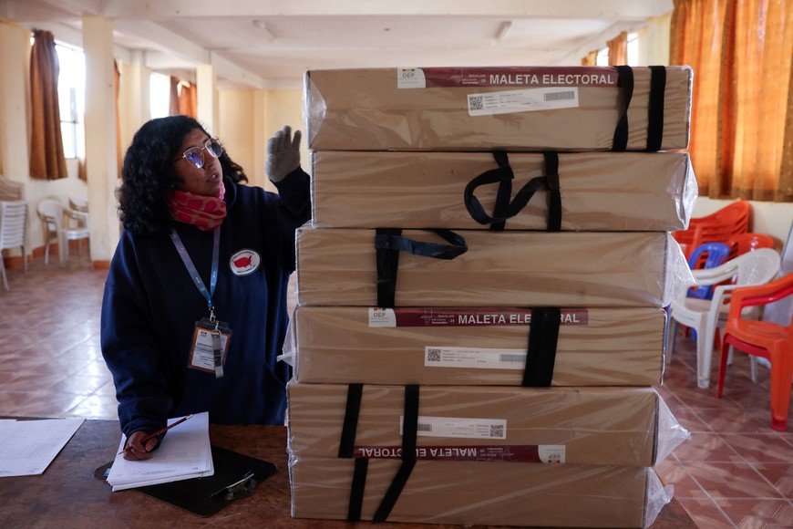 A worker of the Departmental Electoral Tribunal (TED) prepares electoral material at a polling station, ahead of the general election scheduled for August 17, in El Alto, Bolivia August 16, 2025. REUTERS/Pilar Olivares
