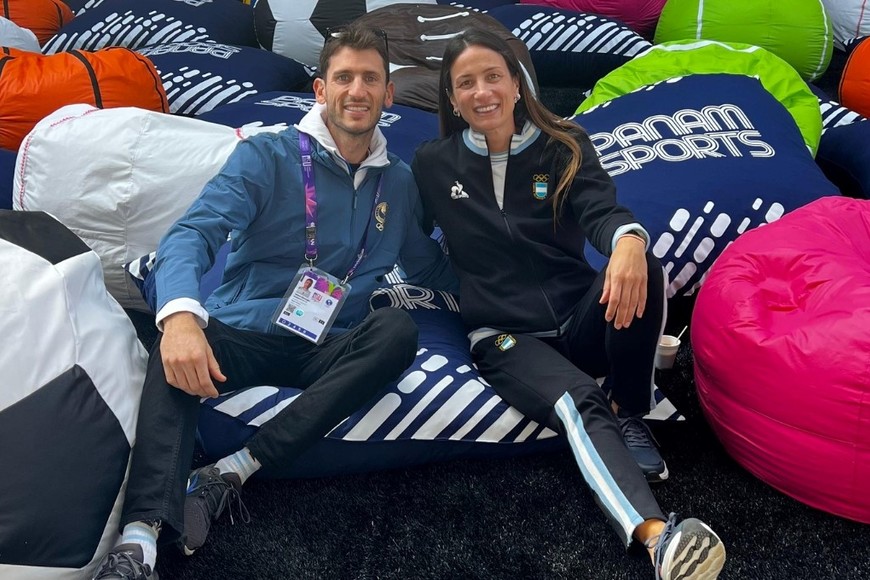 Valeria Charaviglio, coordinadora del staff argentino, acompaña a Germán.