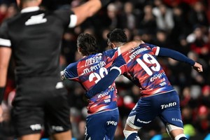 Mauro Pittón y el Chelo Estigarribia, autores de tres de los cuatro goles en un tiempo que Unión marcó en Alta Córdoba. Foto: Facundo Luque.