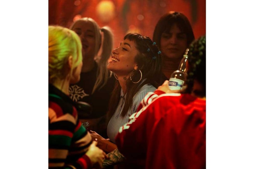 Becerra compartió una serie de fotos del detrás de escena de la serie.