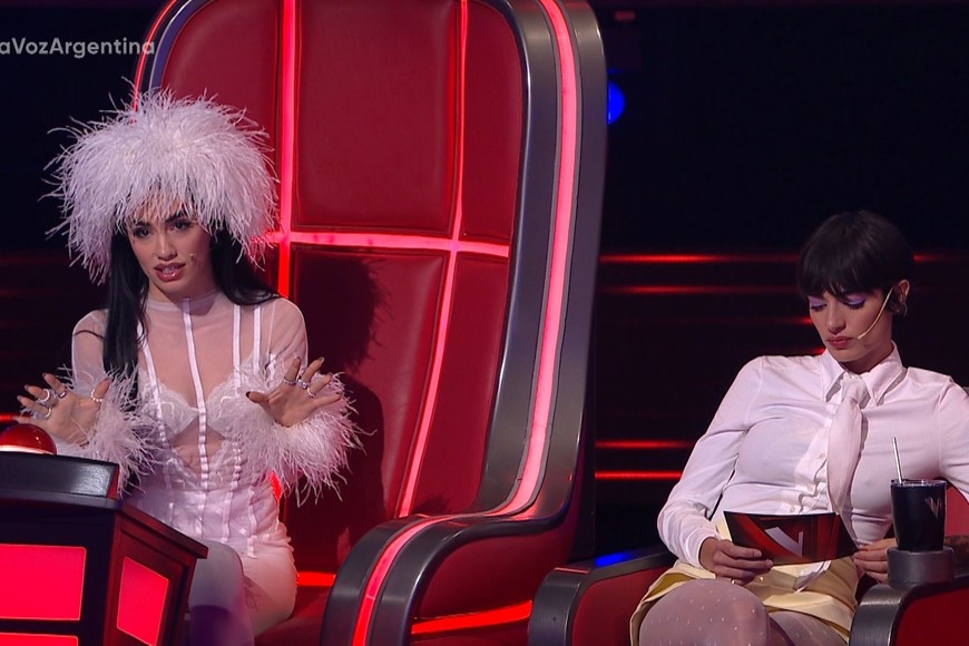 Lali está acompañada por Zoe Gotusso.