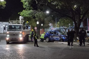 El móvil policial terminó arriba del bulevar rafaelino.