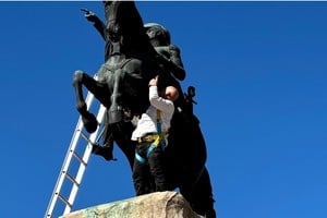Se realizó una inspección del estado general de la escultura que se erige en el centro de la plaza que homenajea al libertador.