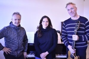 “Una sombra parecida a mí. Tango canción entre luces y sombras”, sexto concierto del ciclo “Profesores del ISM”. Gabriel de Pedro (voz, piano, electrónica y arreglos), Daniela Romano (canto) y Hernán Pérez (guitarras).