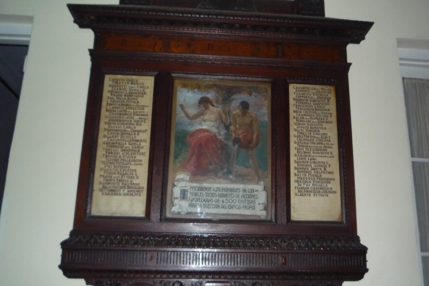 Círculo Italiano de Santa Fe fundado el 26 de noviembre de 1919. Portal con los donantes para la erección del edificio propio en calle San Martin. Ebanista Antonio Saverio Di Dio. Pintura: Francisco Marinaro. Hoy en la sede de Hipólito Yrigoyen 2451. Adriana Crolla