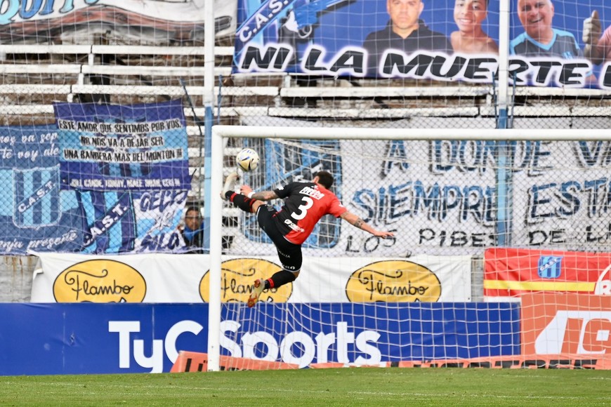 La gran salvada de Negro para sostener el cero en el arco. Foto: Juan Foglia