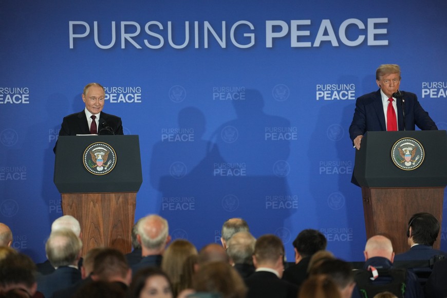 (250815) -- ANCHORAGE, 15 agosto, 2025 (Xinhua) -- El presidente estadounidense, Donald Trump (d), y el presidente ruso, Vladimir Putin, asisten a una conferencia de prensa conjunta después de concluir sus conversaciones, en Anchorage, Alaska, Estados Unidos, el 15 de agosto de 2025. Las conversaciones, entabladas en la Base Conjunta Elmendorf-Richardson en la ciudad de Anchorage, duraron cerca de tres horas. (Xinhua/Wu Xiaoling) (vf) (ce)