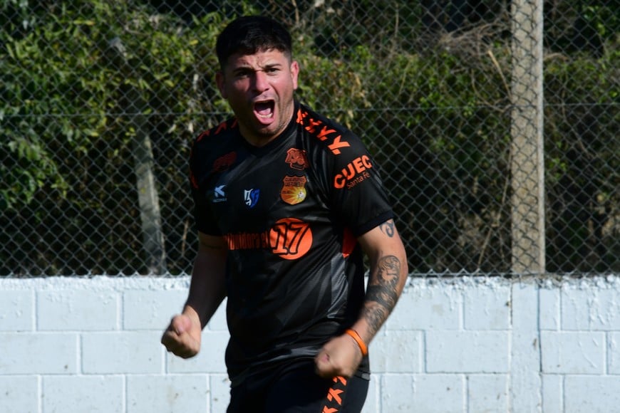 Joel Abraham. La figura del partido del campeonato obtenido por Las Flores.