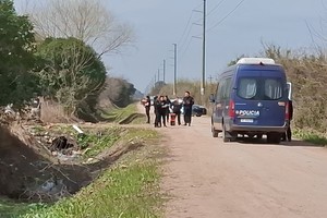 Peritos de Criminalística trabajaron en el lugar en busca de indicios.