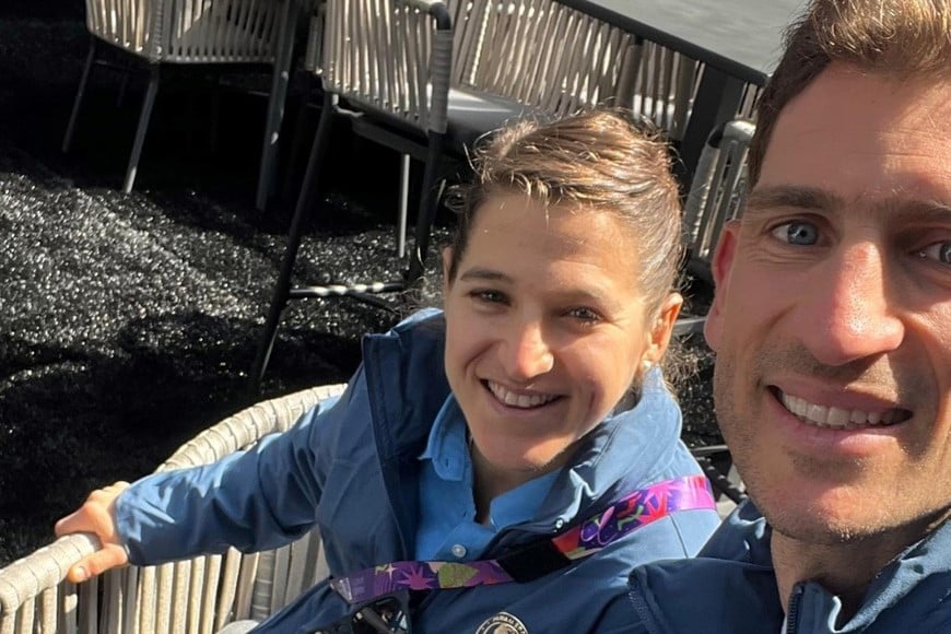 Germán Charaviglio junto a la pequeña Pareto durante el encuentro del staff argentino.