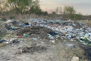 El cadáver apareció al costado del camino en un microbasural. Foto: El Litoral