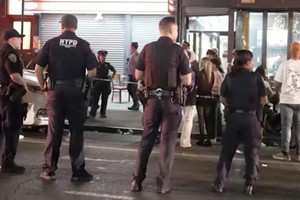 Vecinos y curiosos se concentraron frente al operativo policial en Brooklyn. Foto: Gentileza