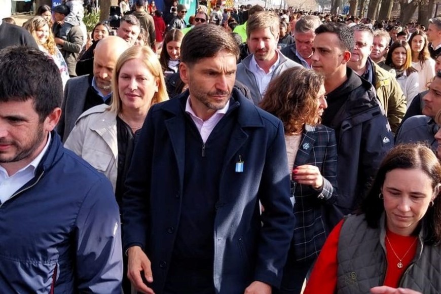 Pullaro, Scaglia, Chiarella, Castagnani, Di Gregorio, Puccini y Meardi, caminando entre la multitud. Foto: Sur24