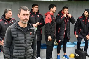 Minella y su cuerpo técnico. Foto: Juan Manuel Foglia