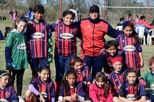 Equipo completo de La Perla. Las nenas brillaron. Foto: Luis Cetraro