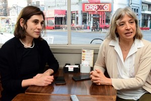Verónica Giordano (der.), socióloga e investigadora de Conicet, y Mora Vinokur, socióloga y becaria doctoral de Conicet. Foto: Guillermo Di Salvatore