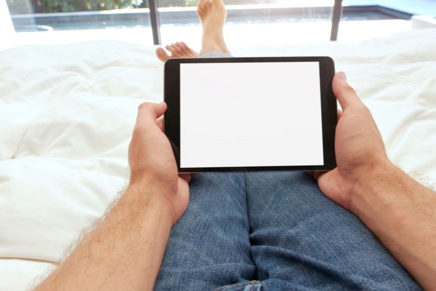 El uso pasivo de pantallas, como ver televisión o leer, depende del contenido.