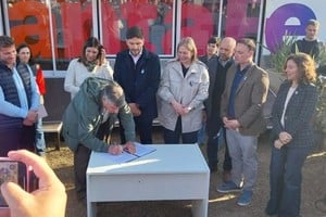 Agradecido, Juan Carlos Duhalde en la firma del convenio. Foto: Sur24