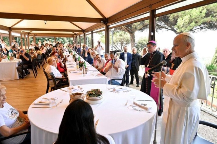 El Papa culminó su domingo con un almuerzo junto a un centenar de personas sin recursos en los jardines de Castel Gandolfo