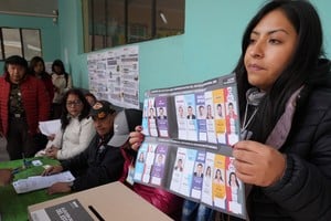 (250817) -- LA PAZ, 17 agosto, 2025 (Xinhua) -- Una funcionaria electoral (d), muestra una boleta electoral durante las elecciones generales 2025 en un colegio electoral, en la ciudad de La Paz, Bolivia, el 17 de agosto de 2025. Tras la inauguración de la jornada electoral el domingo, a las 08:00 hora local (12:00 GMT) se abrieron las mesas de votación en las diferentes regiones de Bolivia, donde están convocados más de 7,5 millones de electores, además de unos 360.000 ciudadanos habilitados en 22 países. (Xinhua/Javier Mamani) (jm) (rtg) (ah)