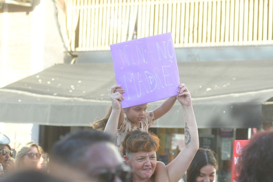 Un diálogo intersectorial e intergeneracional, como se ve en las calles en cada marcha, es el que se propone para abordar los temas comunes a la salud y calidad de vida de las mujeres. Foto: Manuel Fabatía