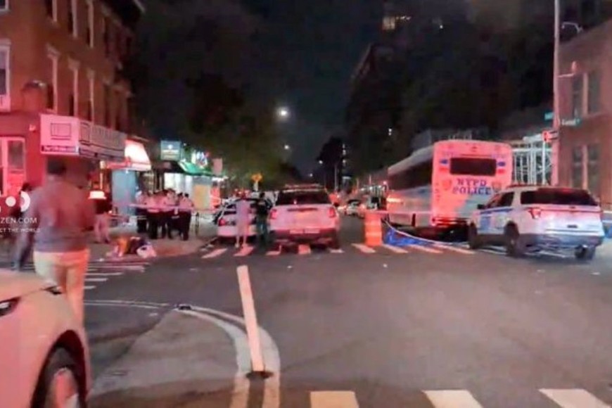 Patrulleros bloquean la zona del restaurante en Crown Heights tras el tiroteo. Foto: Gentileza