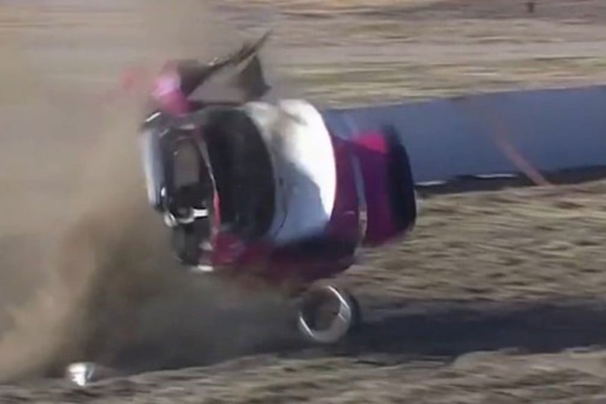 El auto perdió el control y dio varios tumbos antes de quedar detenido sobre la banquina. Foto: Carburando