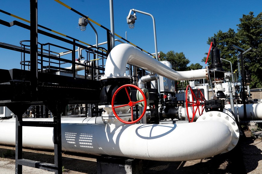 FILE PHOTO: The Druzhba oil pipeline between Hungary and Russia is pictured at the Hungarian MOL Group's Danube Refinery in Szazhalombatta, Hungary, May 18, 2022. Picture taken May 18, 2022. REUTERS/Bernadett Szabo/File Photo