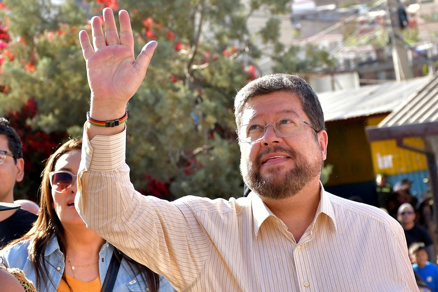 Bolivian presidential candidate Samuel Doria Medina, from the center-right Alianza Unidad coalition, gestures as he meets with supporters in a polling station during the general election for president and members of Congress, Cochabamba, Bolivia August 17, 2025. REUTERS/Patricia Pinto REFILE-QUALITY REPEAT