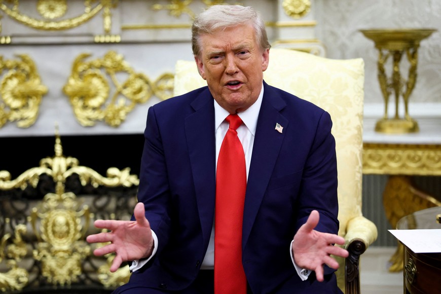 U.S. President Donald Trump gestures during a meeting with Ukrainian President Volodymyr Zelenskiy at the Oval Office of the White House, amid negotiations to end the Russian war in Ukraine, in Washington, D.C., U.S., August 18, 2025. REUTERS/Kevin Lamarque