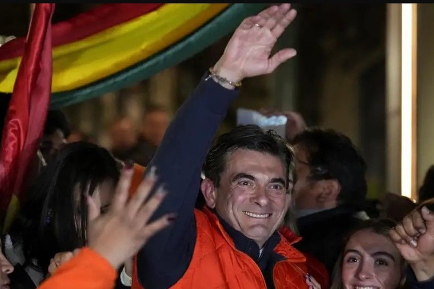 Rodrigo Paz se dirige a sus seguidores tras conocerse los primeros resultados de las elecciones en Bolivia. Natacha Pisarenko/AP/DW