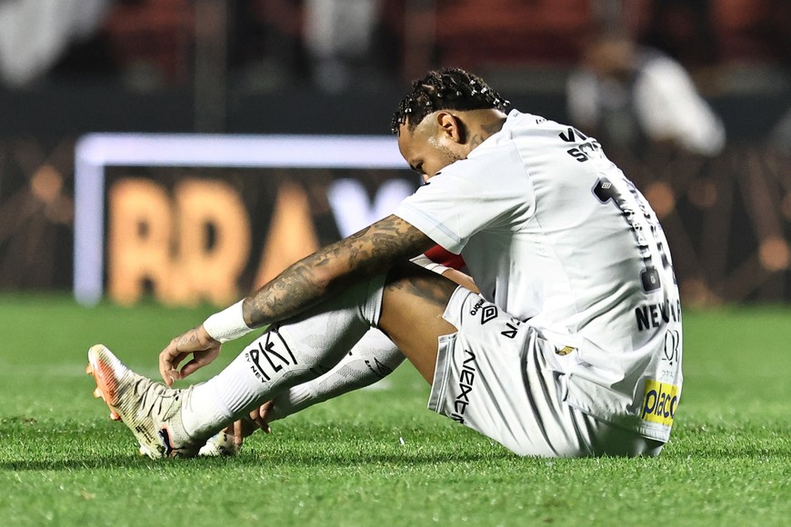 Soccer Football - Brasileiro Championship - Santos v Vasco da Gama - Estadio Morumbi, Sao Paulo, Brazil - August 17, 2025
Santos' Neymar looks dejected after the match REUTERS/Thiago Bernardes