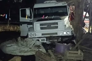 El camión perdió el control al llegar a una esquina y terminó incrustándose  en una vivienda