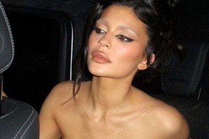 Influencers muestran cómo transformar el rostro sin cejas naturales.