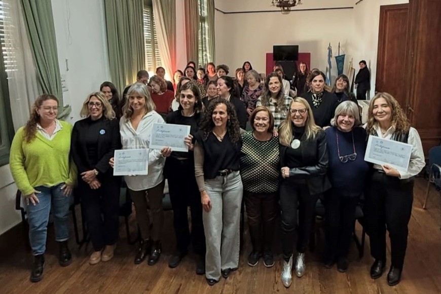 Las concejalas Laura Mondino y Silvina Cian, junto a la secretaria de Mujeres. Género y Diversidad de la provincia Alicia Tate y las expositoras que participaron, el 12 de agosto, del foro “Habitar la menopausia como parte del ciclo vital”. Foto:  Gentileza