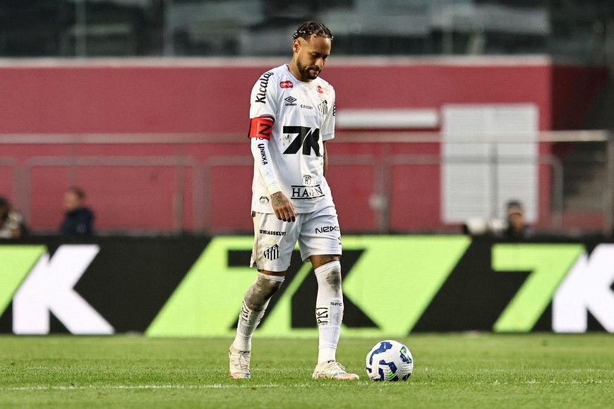 Soccer Football - Brasileiro Championship - Santos v Vasco da Gama - Estadio Morumbi, Sao Paulo, Brazil - August 17, 2025
Santos' Neymar looks dejected after Vasco da Gama's Philippe Coutinho scores their fifth goal REUTERS/Thiago Bernardes