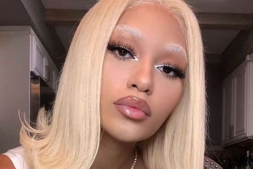 La tendencia de borrar las cejas divide opiniones en redes sociales.