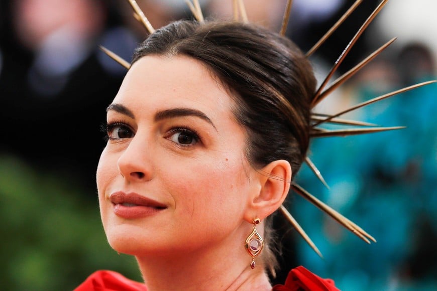 Actor Anne Hathaway arrives at the Metropolitan Museum of Art Costume Institute Gala (Met Gala) to celebrate the opening of “Heavenly Bodies: Fashion and the Catholic Imagination” in the Manhattan borough of New York, U.S., May 7, 2018. REUTERS/Carlo Allegri eeuu nueva york Anne Hathaway gala MET 2018 gala 70 aniversario del Museo Metropolitano