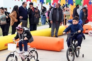 Los niños disfrutaron de juegos en el playón del jardín municipal.