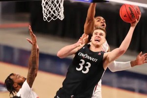 Chris Vogt llega con credenciales.