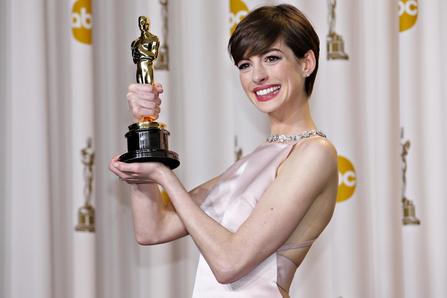 REFILE - CORRECTING CATEGORY

Anne Hathaway holds her Oscar for winning Best Supporting Actress for her role in "Les Miserables"
 at the 85th Academy Awards in Hollywood, California February 24, 2013.  REUTERS/Mike Blake   (UNITED STATES TAGS: - Tags: ENTERTAINMENT)  (OSCARS-BACKSTAGE) los angeles eeuu Anne Hathaway entrega premios Oscar 2013 ganadora  mejor actriz de reparto ganadora por la pelicula Los miserables