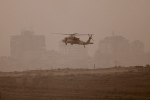 An Israeli blackhawk evacuation helicopter flies over Gaza, as seen from the Israeli side of the border, Israel August 18, 2025. REUTERS/Amir Cohen