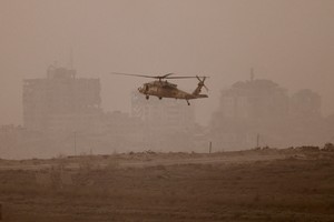 Un helicóptero de evacuación Blackhawk israelí sobrevuela Gaza este lunes. Reuters