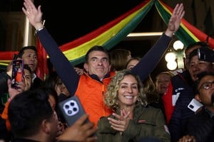 Bolivian presidential candidate centrist Senator Rodrigo Paz of the Christian Democratic Party (PDC), accompanied by his wife Maria Elena Urquidi, reacts, as early official results show that he is leading Sunday's presidential race, in La Paz, Bolivia August 17, 2025. REUTERS/Pilar Olivares