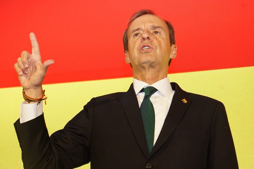 (250818) -- LA PAZ, 18 agosto, 2025 (Xinhua) -- Imagen del 17 de agosto 2025 del candidato a la Presidencia de Bolivia, Jorge "Tuto" Quiroga, pronunciando un discurso después del cierre de urnas de las elecciones presidenciales, en el Hotel Plaza, en la ciudad de La Paz, Bolivia. Bolivia se encamina a un balotaje presidencial por primera vez en su historia democrática, tras unas elecciones que sorprendieron por el ascenso del candidato Rodrigo Paz Pereira y por un inusualmente alto porcentaje de votos nulos y blancos, que rozó el 22 por ciento, según datos preliminares del Tribunal Supremo Electoral. (Xinhua/Javier Mamani) (jm) (rtg) (ah) (ce)