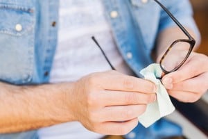 Limpiar los lentes con microfibra evita nuevas rayaduras mientras los restaurás.