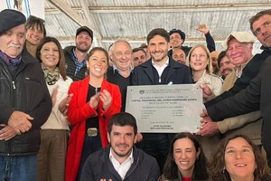 El sábado presentó una declaración de interés a la Sociedad Rural por la realización de la 89° Exposición Nacional. Finalmente, el domingo, junto al gobernador Pullaro, entregaron una placa con la reciente Ley Nº 14.382.